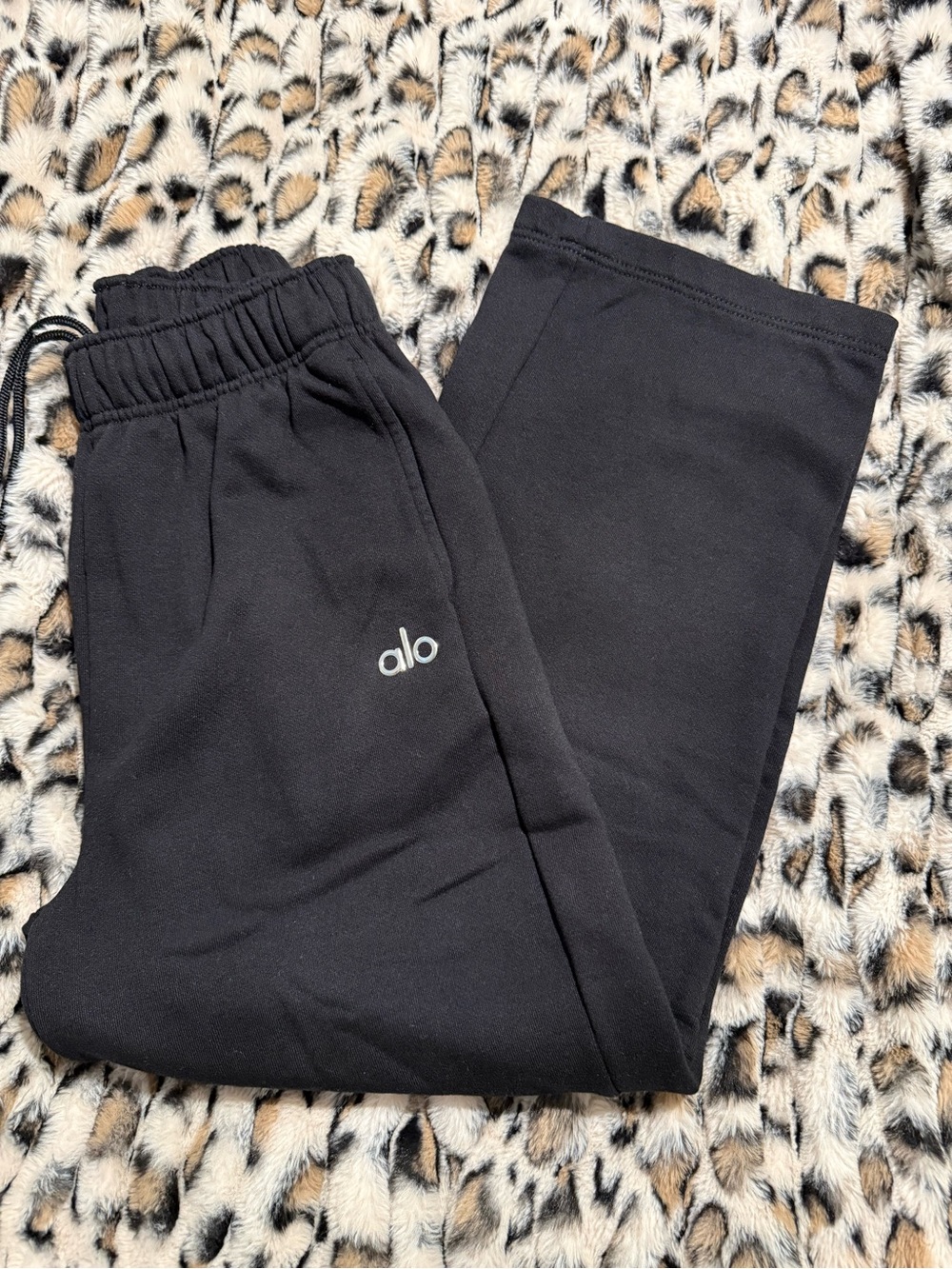 ALO Yoga Accolade SIZE XS Black Track Pants with Subtle Logo